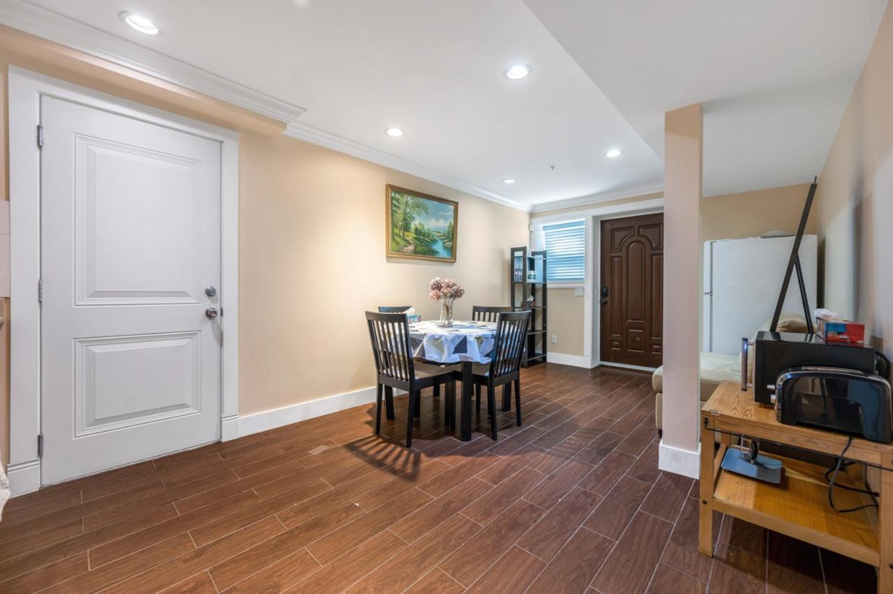 Tranquil Unit In Vancouver's Vibrant Neighborhood *
